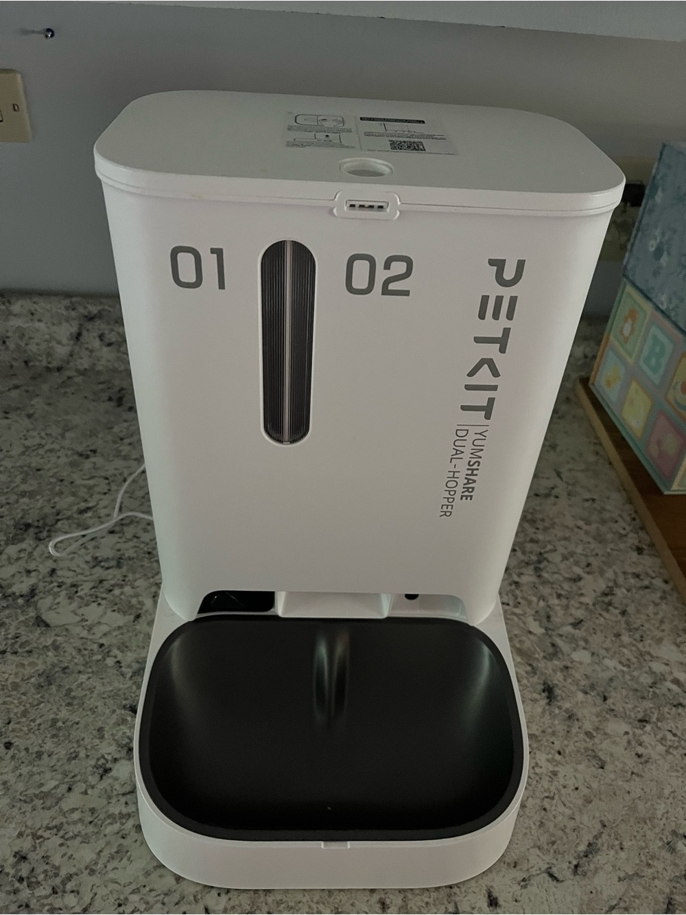 Yumshare Dual-Hopper Automatic Feeder in White & Black